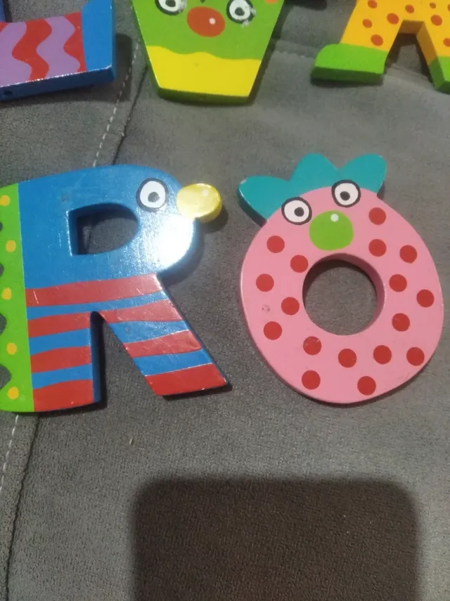 Letras de madera. ÁLVARO