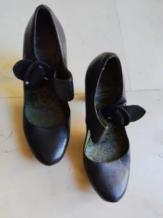 Zapatos de tacón negros con hebilla