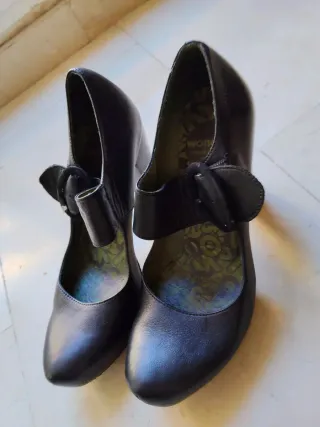 Zapatos de tacón negros con hebilla