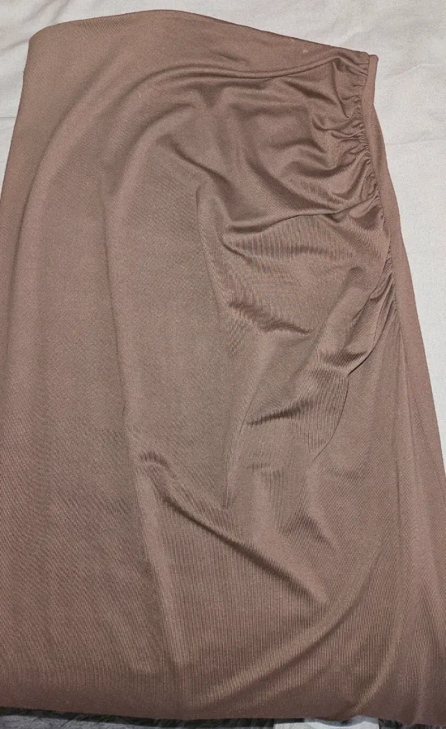 Falda marrón con fruncido