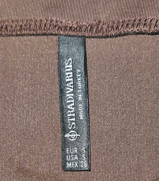 Falda marrón con fruncido