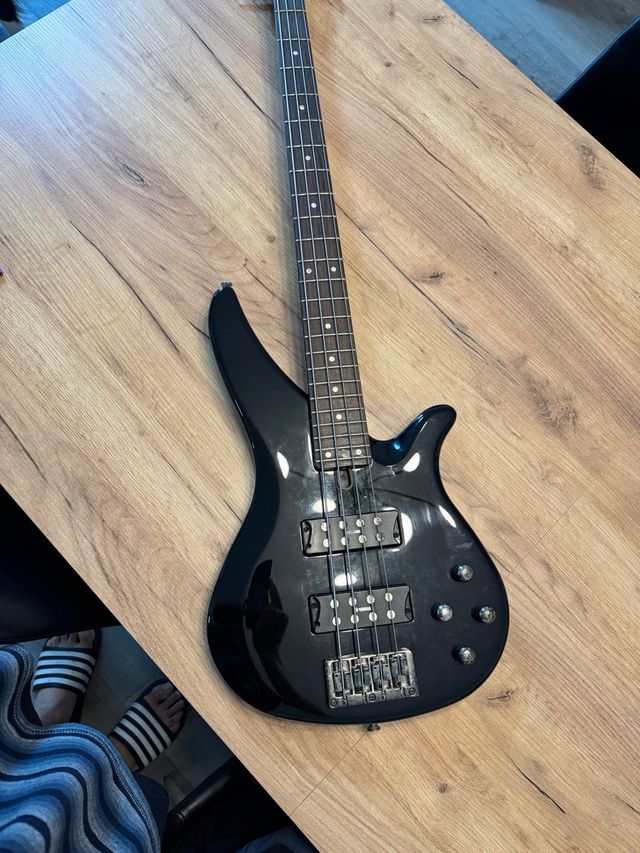 Bajo eléctrico Yamaha – Ideal para principiantes