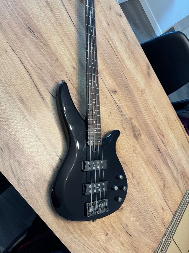 Bajo eléctrico Yamaha – Ideal para principiantes