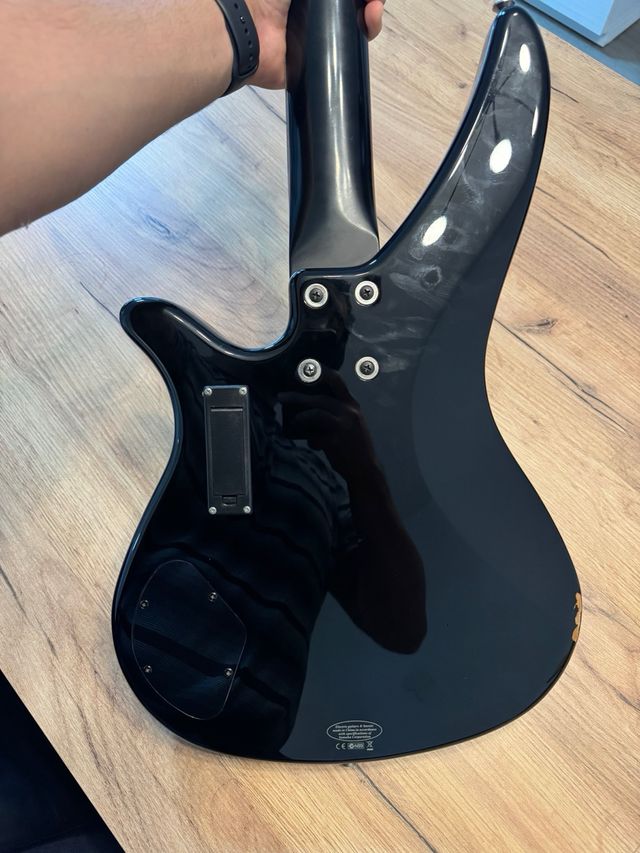 Bajo eléctrico Yamaha – Ideal para principiantes