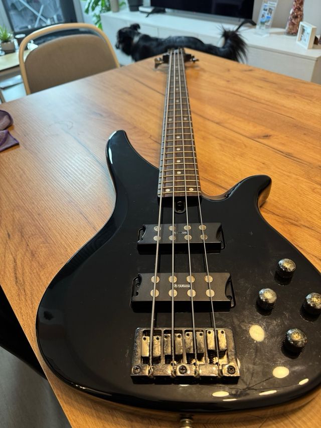 Bajo eléctrico Yamaha – Ideal para principiantes