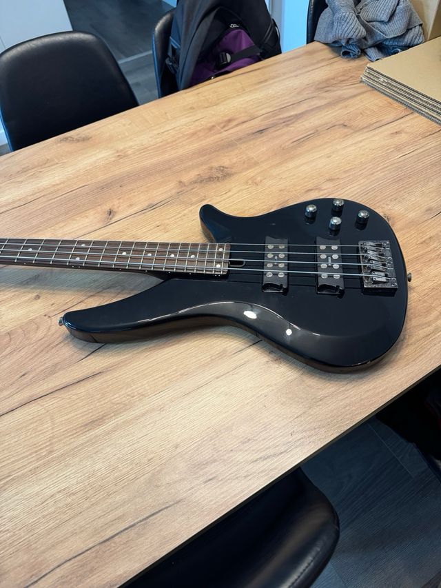 Bajo eléctrico Yamaha – Ideal para principiantes