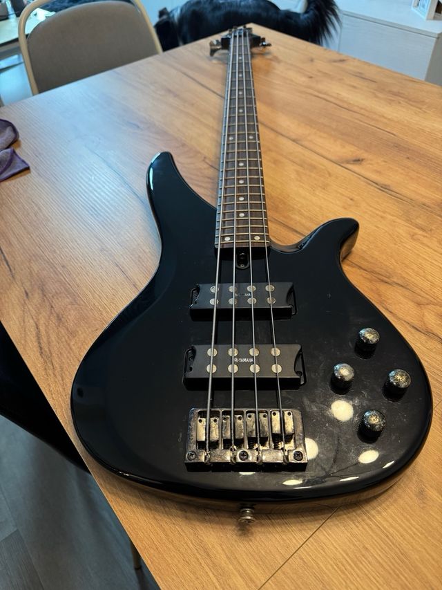 Bajo eléctrico Yamaha – Ideal para principiantes