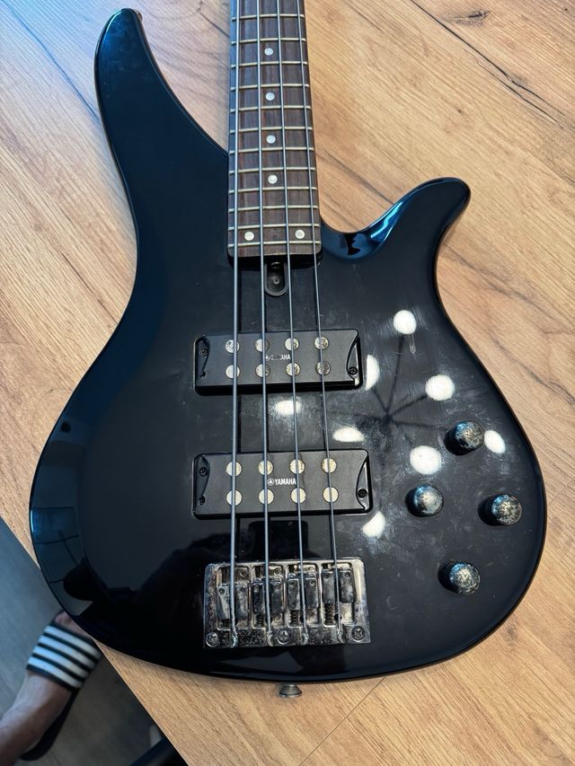 Bajo eléctrico Yamaha – Ideal para principiantes