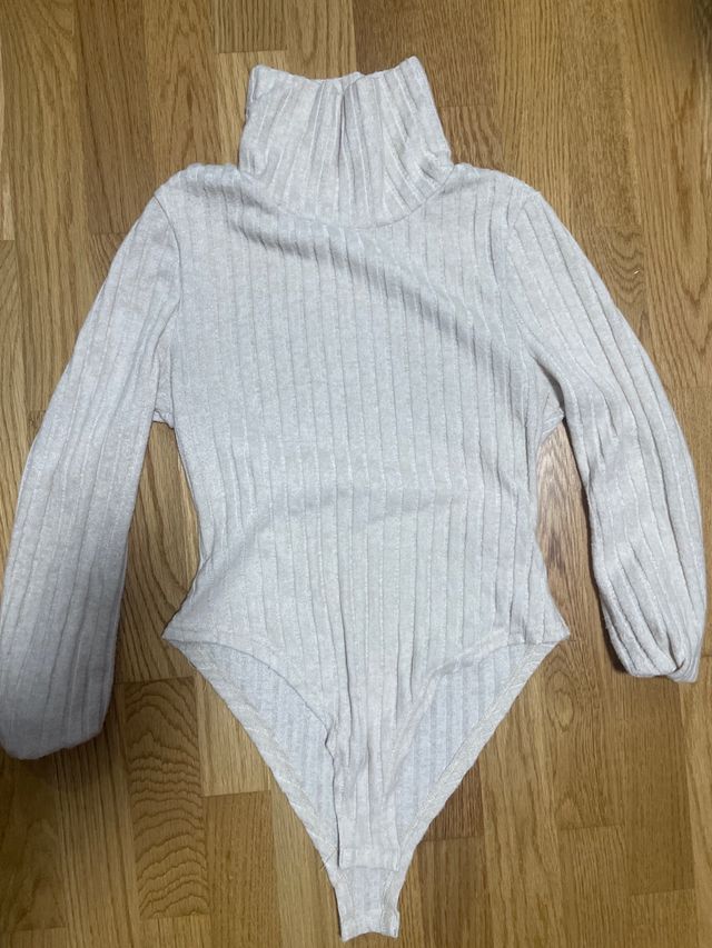 2 Bodys de punto beige cuello alto