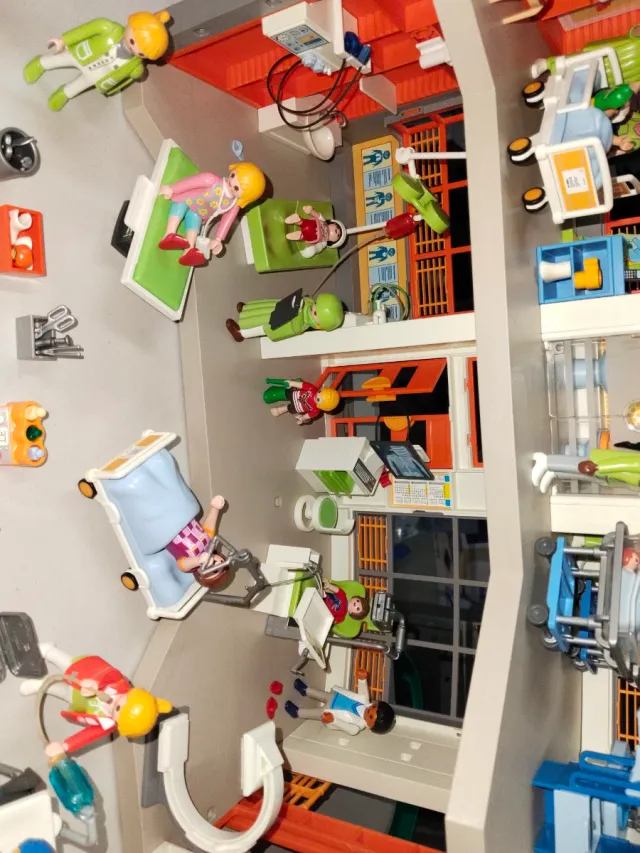 Hospital Infantil Playmobil con Helicóptero y Coch