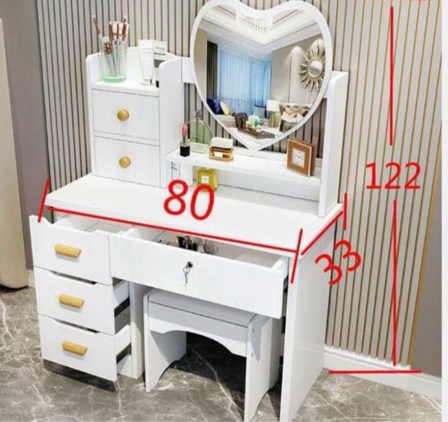 Toeletta con specchio a cuore e sgabello