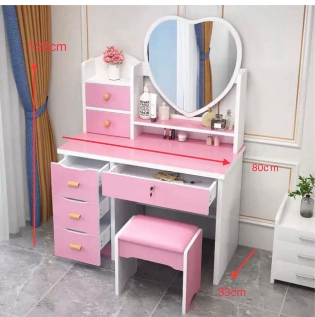 Toeletta con specchio a cuore e sgabello