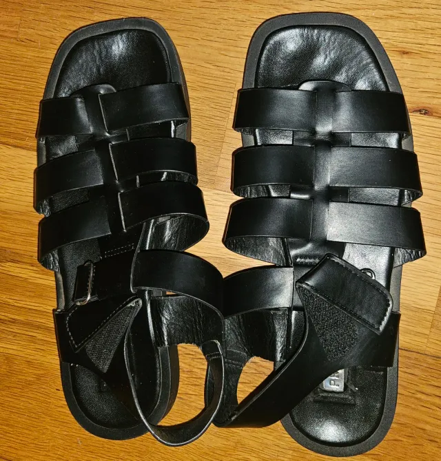 Sandalias negras de cuero