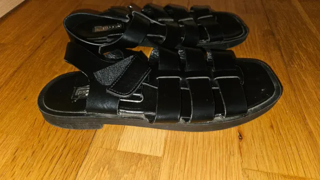 Sandalias negras de cuero