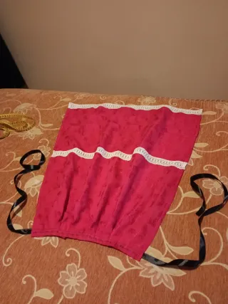 Delantal Baturra Rojo ,tela gloria antigua