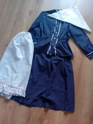 Traje de caserita azul y blanco.Talla 12