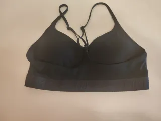 Top deportivo Nike niña negro equivale a XS