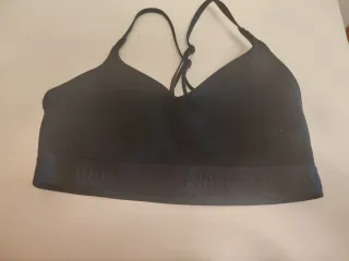 Top deportivo Nike niña negro equivale a XS