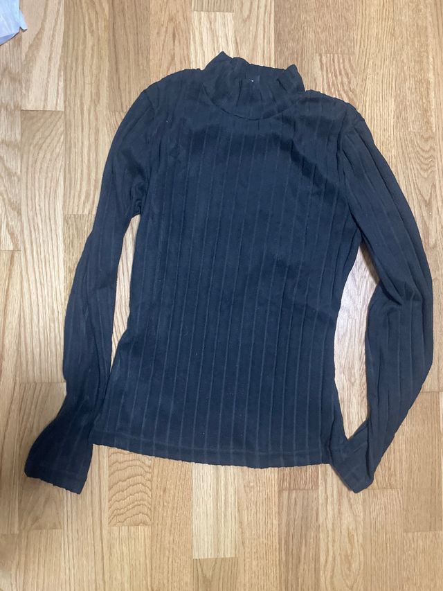 Jersey negro de cuello alto