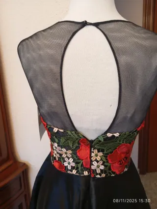 Vestido fiesta negro con flores bordadas