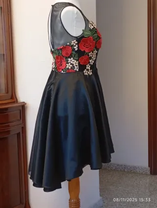 Vestido fiesta negro con flores bordadas