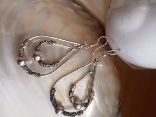 Pendientes plateados diseño artesanal