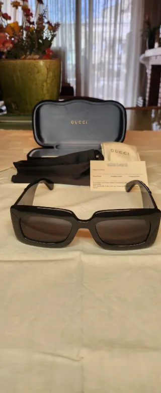 Gafas de sol Gucci negras y marrones