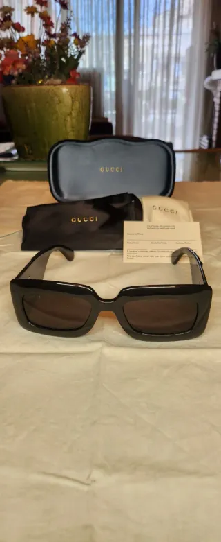 Gafas de sol Gucci negras y marrones