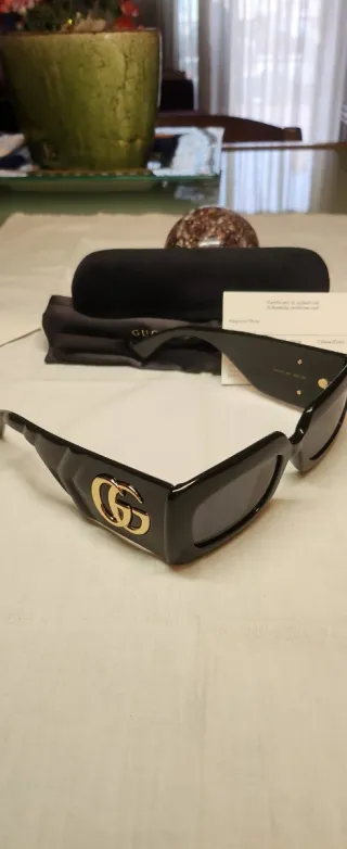 Gafas de sol Gucci negras y marrones