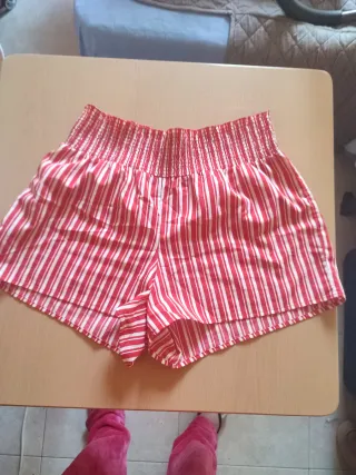 Pantalones cortos de rayas rojas y blancas