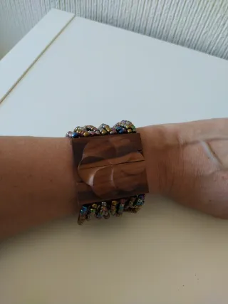 Pulsera elástica madera flor abalorios