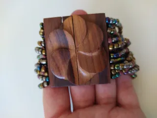 Pulsera elástica madera flor abalorios
