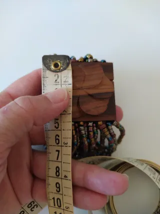 Pulsera elástica madera flor abalorios