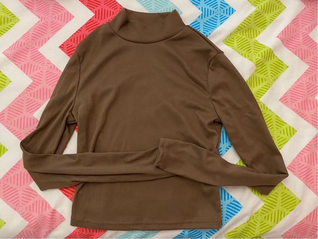 Camiseta marrón cuello alto manga larga