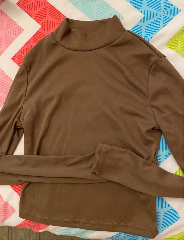 Camiseta marrón cuello alto manga larga
