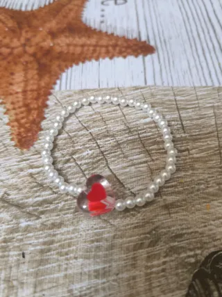 Pulsera perlas con corazón rojo