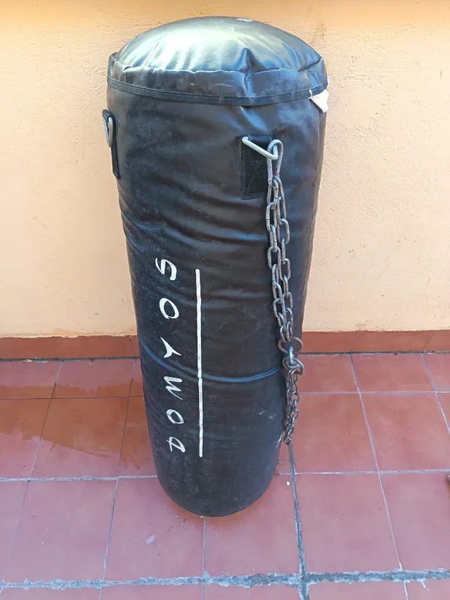 Saco de boxeo negro con cadena
