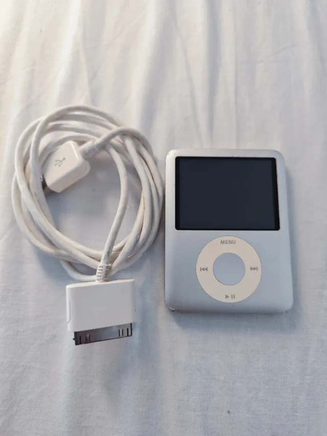 iPod Nano 3ª Gen 4GB Plata + Cable