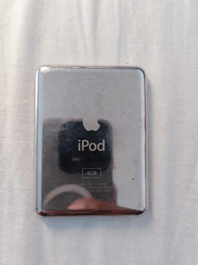 iPod Nano 3ª Gen 4GB Plata + Cable