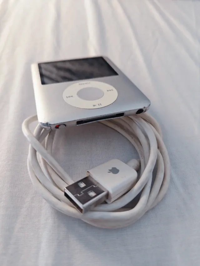 iPod Nano 3ª Gen 4GB Plata + Cable