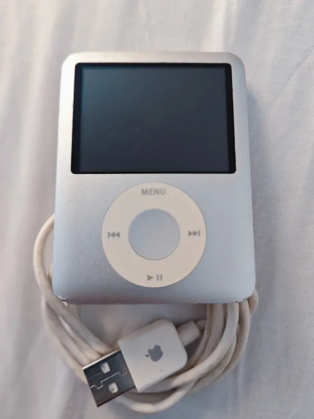 iPod Nano 3ª Gen 4GB Plata + Cable