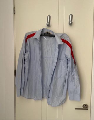 Camisa azul con detalles rojos
