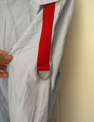 Camisa azul con detalles rojos