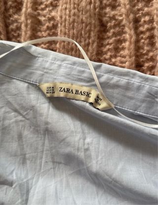 Camisa azul con detalles rojos