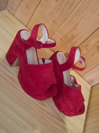 Tacones rojos de plataforma, un solo uso