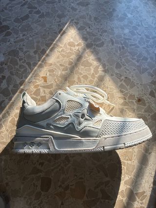 Zapatillas Louis Vuitton grises y blancas