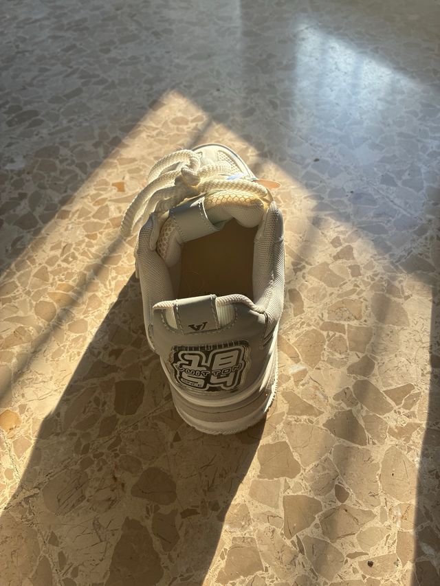Zapatillas Louis Vuitton grises y blancas
