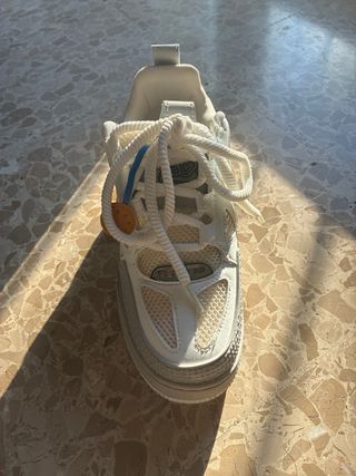 Zapatillas Louis Vuitton grises y blancas