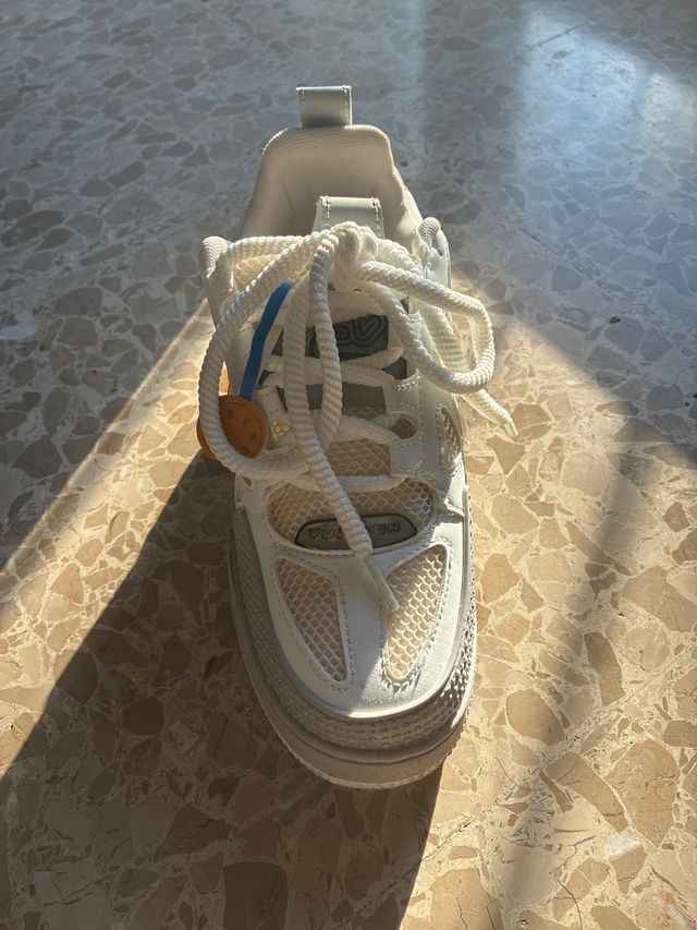 Zapatillas Louis Vuitton grises y blancas
