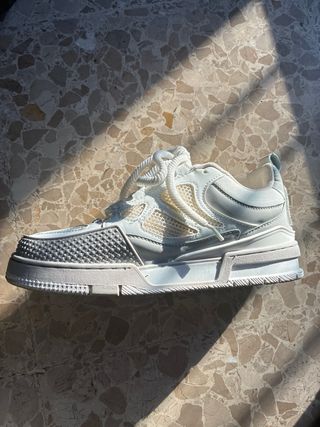 Zapatillas Louis Vuitton grises y blancas
